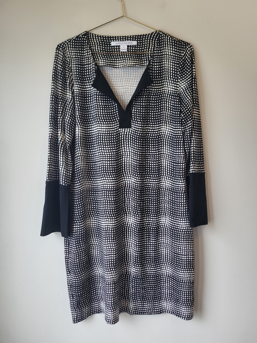 Diane Von Furstenberg Black and White Geometric V‑Neck Feminine Silk Dress